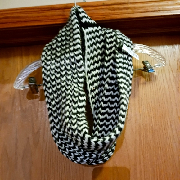 Maurices Black and White Chevron Zig Zag Print Infinity Scarf - Picture 1 of 2